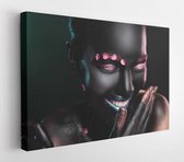 Portret van mooie jonge vrouw met surrealistische make-up op donkere achtergrond - Modern Art Canvas - Horizontaal - 1153449655 - 115*75 Horizontal