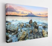 Bruine en grijze rotsen aan de kust tijdens zonsondergang - Modern Art Canvas - Horizontaal - 3748035 - 50*40 Horizontal