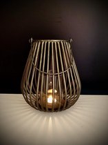 Van Den Broeck Kenny - Old Gold Vase Lantern 24 cm hoog - kaarshouder - lantaarn - windlicht - authentiek - interieurdecoratie - terrasdecoratie - theelichthouder - metaal - industrieel - landelijk - geschenk - gift - kerst - nieuwjaar - verjaardag