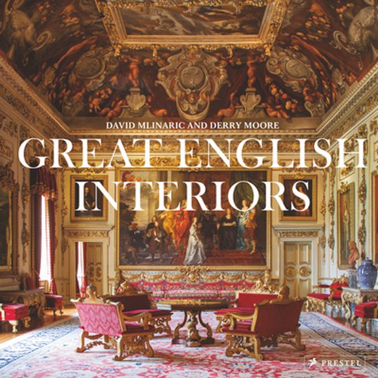 Boek 'Great English Interiors' met David Mlinaric en Derry Moore, toont weelderige interieurs met gouden meubels en rode accenten.