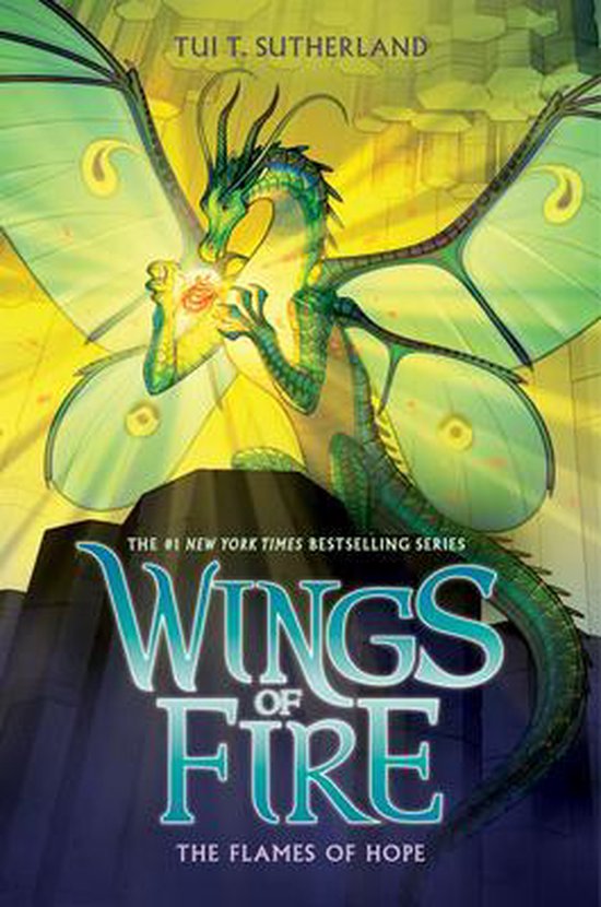 Boekomslag van Wings of Fire: The Flames of Hope met een groene draak met lichtgroene vleugels die een gloeiende bol vasthoudt.