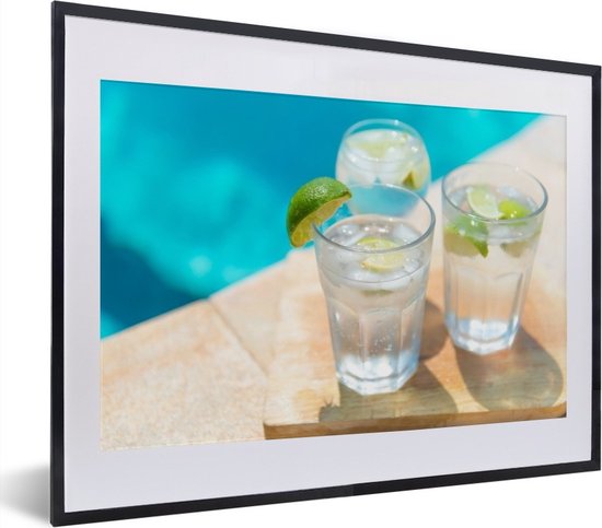 Fotolijst incl. Poster - Kleurrijk en levendig beeld van twee koude Gin Tonic's - 40x30 cm - Posterlijst