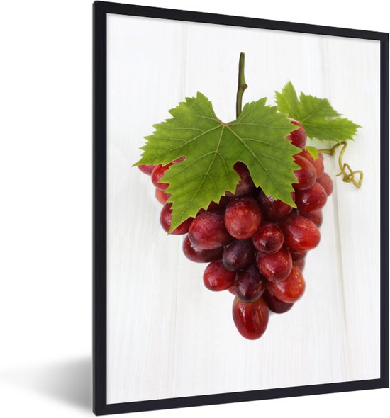 Fotolijst incl. Poster - Tros rode druiven aan het plafond met hele groene bladeren - 30x40 cm - Posterlijst