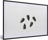 Photo encadrée - Graines de tournesol noires sur fond blanc Cadre photo noir avec passe-partout blanc 60x40 cm - Affiche encadrée (Décoration murale salon / chambre)