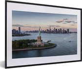 Fotolijst incl. Poster - Luchtfoto van het Amerikaanse Vrijheidsbeeld in New York tijdens zonsondergang - 60x40 cm - Posterlijst