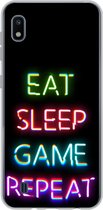 Geschikt voor Samsung Galaxy A10 hoesje - Gaming - Led - Quote - Eat sleep game repeat - Gamen - Siliconen Telefoonhoesje
