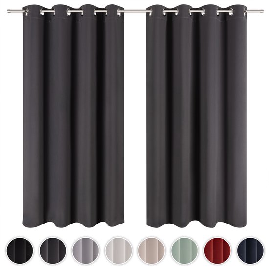 Deux rideaux occultants gris foncé sur une tringle en acier inoxydable. Les couleurs disponibles sont présentées en bas.