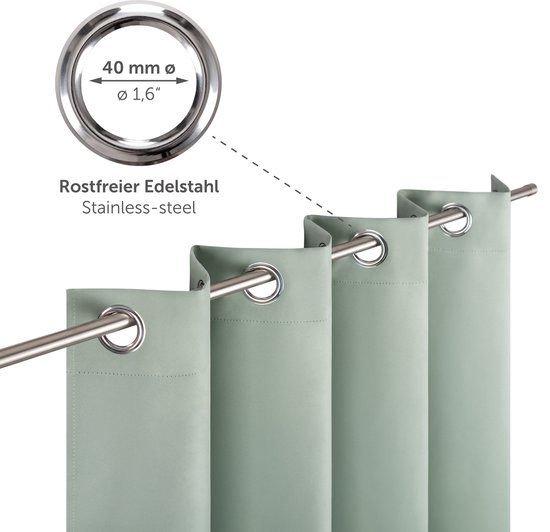 Close-up van zachtgroene gordijnen met metalen oogjes met een diameter van 40 mm, gemaakt van roestvrij staal.