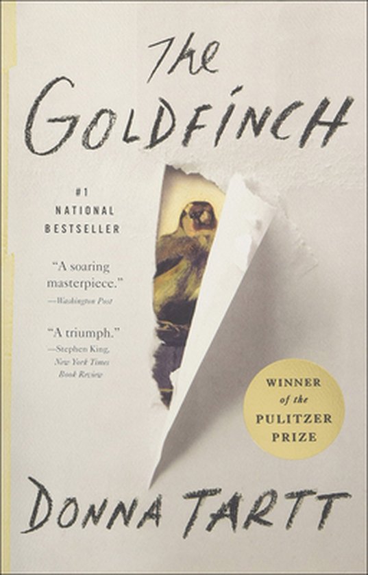Boek 'The Goldfinch' door Donna Tartt. Kaft met een scheur die een schilderij van een putter onthult. Met vermelding 'Winner of the Pulitzer Prize'.