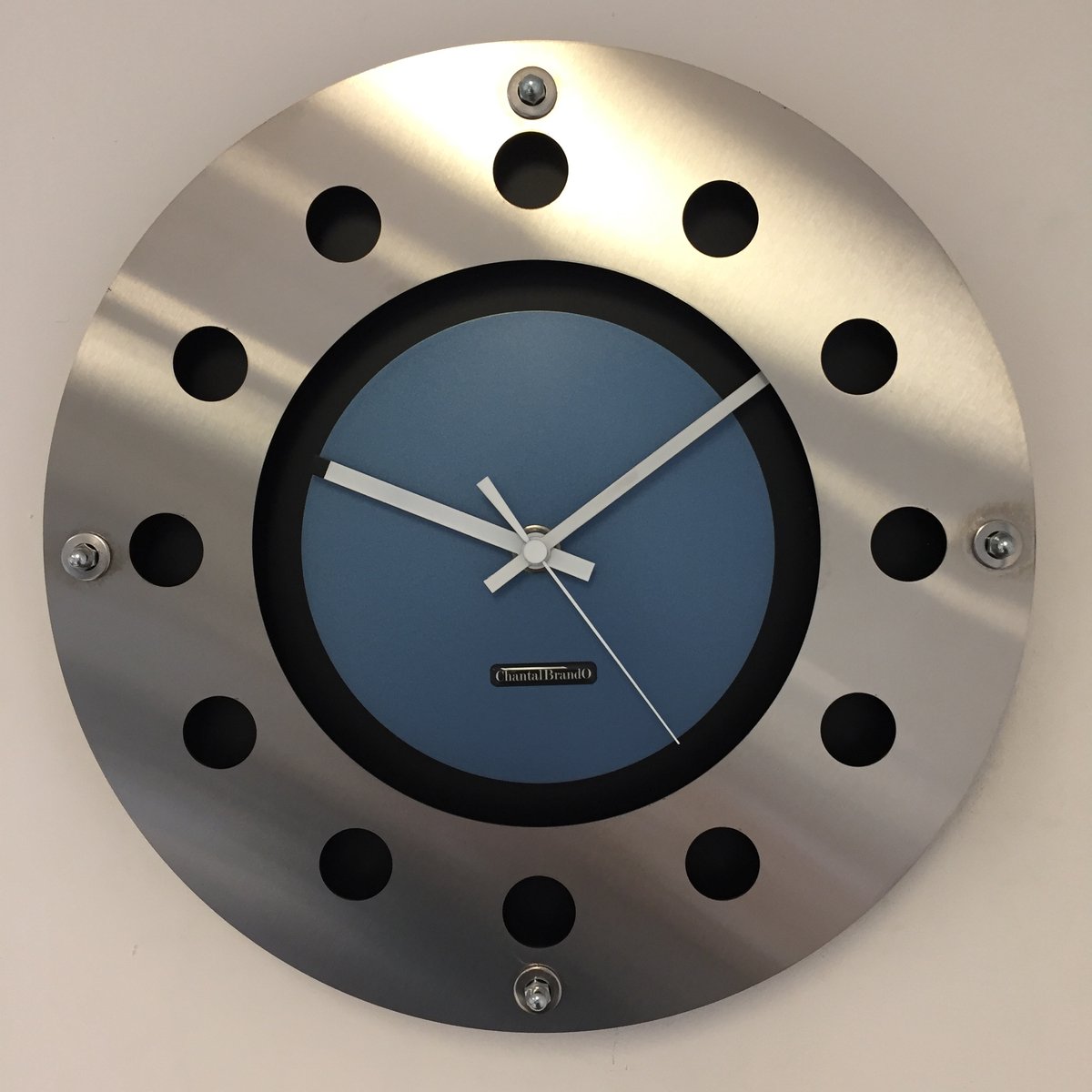 WANDKLOK MECANICA FULL BLACK WITH LIGHT BLUE COLOR SMALL INNER CIRCLE WHITE POINTER MODERN DUTCH DESIGN HANDGEMAAKT 40 cm