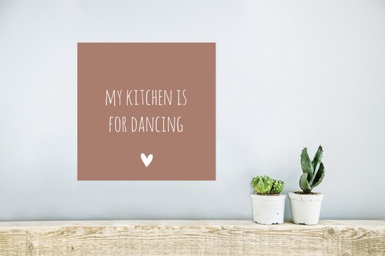 Affiche citation anglaise "Ma cuisine est pour danser" avec un coeur sur fond marron - 30x30 cm