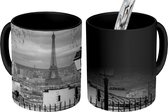 Magische Mok - Foto op Warmte Mok - Herfstbomen en een uitzicht op de Eiffeltoren - zwart wit - 350 ML