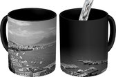 Magische Mok - Foto op Warmte Mok - Panorama van de Italiaanse stad Napels - zwart wit - 350 ML