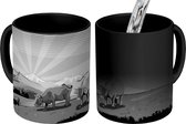 Magische Mok - Foto op Warmte Mok - tekening van een berglandschap met Alpen koeien - zwart wit - 350 ML