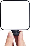 Vierkant wit MOJOGEAR mini LED lampje, vastgehouden door een hand.