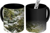 Magische Mok - Foto op Warmte Mokken - Koffiemok - Dennenboom - Kerst - Sneeuw - Magic Mok - Beker - 350 ML - Theemok