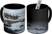 Magische Mok - Foto op Warmte Mok - Groep pinguïns springend van ijs oppervlakte - 350 ML