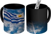 Magische Mok - Foto op Warmte Mok - De vlag van Uruguay met een blauwe lucht - 350 ML