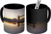 Magische Mok - Foto op Warmte Mok - Panorama met zonsondergang achter de Tower Bridge in Londen - 350 ML