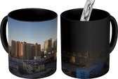 Magische Mok - Foto op Warmte Mok - Zonnestralen op de hoge gebouwen in Urumqi - 350 ML