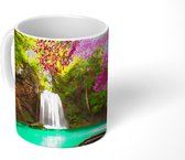 Mok - Een waterval in de herfstbos bij Erawan-waterval - 350 ML - Beker