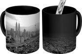 Magische Mok - Foto op Warmte Mok - Wolkenkrabbers van Kuala Lumpur - zwart wit - 350 ML