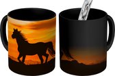 Magische Mok - Foto op Warmte Mokken - Koffiemok - Silhouet van een wild mustang paard - Magic Mok - Beker - 350 ML - Theemok