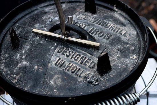 Gesloten gietijzeren Dutch oven met deksel, met tekst 'DESIGNED IN HOLLAND'.