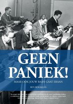 Vijf mannen in pak typen op schrijfmachines in een klaslokaal. De titel 'GEEN PANIEK!' staat groot op het blauwe gedeelte.