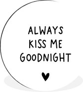 WallCircle - Wandcirkel - Muurcirkel - Engelse quote "Always kiss me goodnight" met een hartje op een witte achtergrond - Aluminium - Dibond - ⌀ 30 cm - Binnen en Buiten