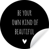 WallCircle - Muurstickers - Behangcirkel - Engelse quote "Be your own kind of beautiful" met een hartje tegen een zwarte achtergrond - 80x80 cm - Muurcirkel - Zelfklevend - Ronde Behangsticker