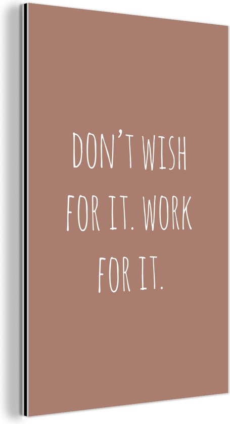 Wanddecoratie Metaal - Aluminium Schilderij Industrieel - Engelse quote "Don't wish for it. Work for it." op een bruine achtergrond - 20x30 cm - Dibond - Foto op aluminium - Industriële muurdecoratie - Voor de woonkamer/slaapkamer