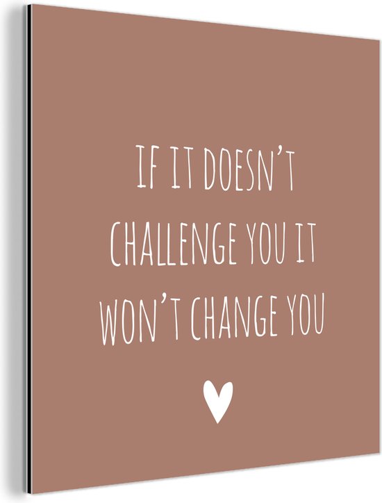 Décoration murale Métal - Peinture Aluminium Industrielle - Citation anglaise "If it doesn't challenge you it won't change you" sur fond marron - 20x20 cm - Dibond - Photo sur aluminium - Décoration murale industrielle - Pour le salon/chambre
