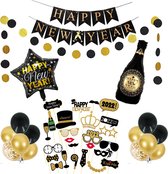 MagieQ Nieuwjaar Goud, Zwart Decoratie Feestpakket met Papieren Confetti Ballonnen - 2022 Happy New Year Slingers - Foto props - Oud & Nieuw