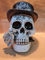 Decoratief Beeld - Skull-doodshoofd- Schedel Met Hoed Bloem - Kunststof - Garuda - Zwart En Wit - 20 X 23 Cm