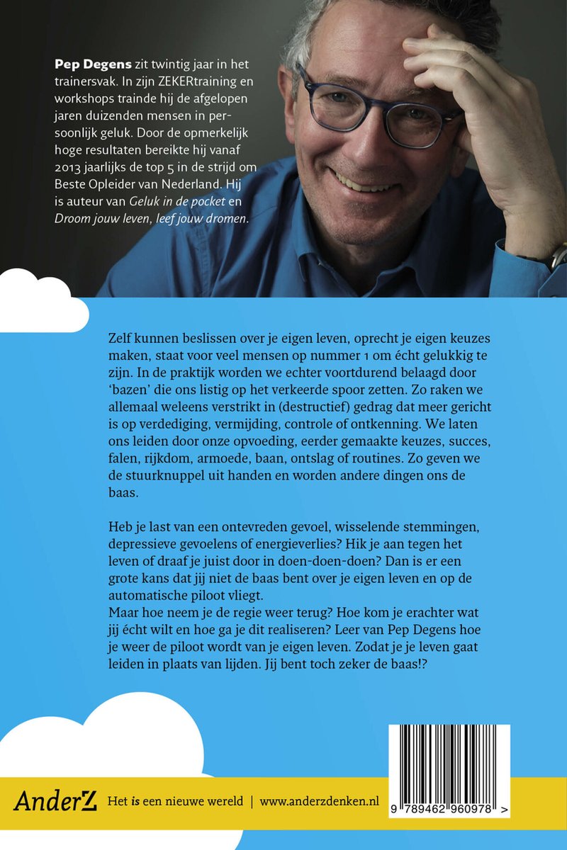 Portret van Pep Degen met een glimlach, met tekst over zijn trainingen en boek.