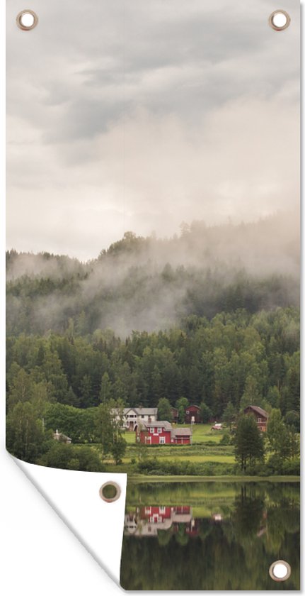 Tuinposter Noorse boerderij tussen bomen - 30x60 cm - Tuindoek - Buitenposter