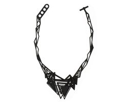 Batucada - Kheops - Collier van Plantaardige Oorsprong en Hypoallergeen - Vrouwen Ketting met driehoekige vormen - Antiallergisch Halsketting - Zwart - lengte 40/45 cm - effect Tattoo - oogt als Rubber - Vegan