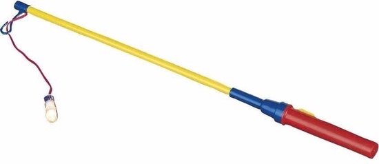 Een lampionstokje met een lange gele steel, rode grip en een blauw accent. Een draad met een lampje hangt aan het uiteinde.
