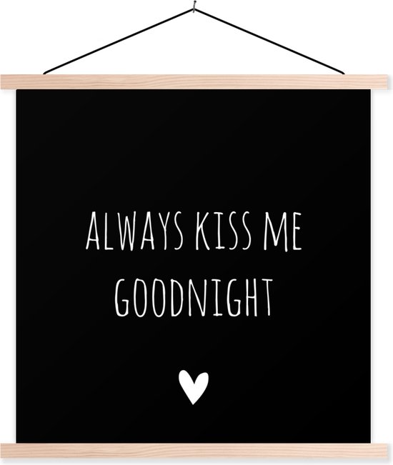 Affiche scolaire - Citation anglaise Always embrasse-moi bonne nuit avec un coeur sur fond noir - 90x90 cm - Lattes vierges