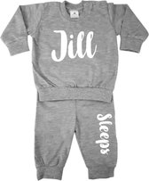 Pyjama met naam kind-lichtgrijs-wit-sleeps-Maat 104/110