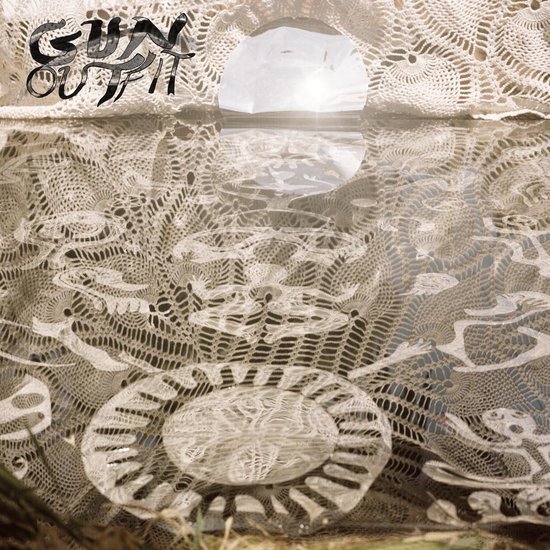 Albumhoes Gun Outfit - Dream All Over: een off-white kanten doek met reflecties.