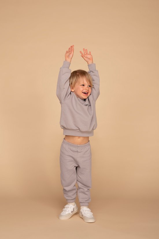 &C x REVIVE Joggingset LIGHT GREY,  bestaande uit sweater + joggingbroek. Maat 9/10Y. Voorzien van leuke quote op borst.