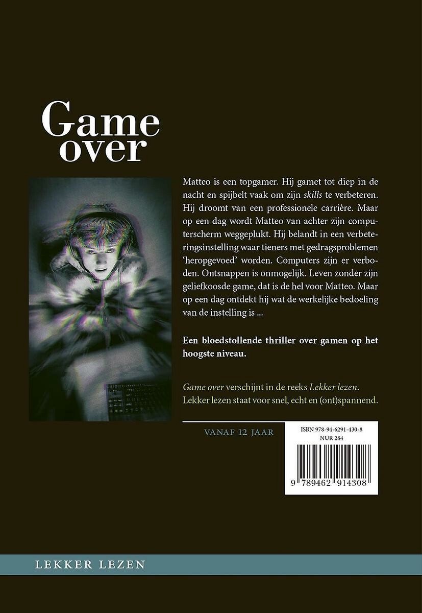 Boekomslag met tekst 'Game over', auteur en synopsis. Jongen met koptelefoon op de voorgrond.