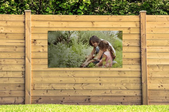 Décoration murale extérieur Mère et fille plantant ensemble dans le jardin - 160x80 cm - Toile jardin - Affiche extérieure.