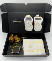 Kraamcadeau meisje - kraampakket met romper goud en witte sneakers met goud - rechtstreeks versturen met kaart ook mogelijk