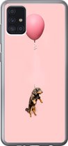 Geschikt voor Samsung Galaxy A52 5G hoesje - Teckel zweeft omhoog door een ballon - Siliconen Telefoonhoesje