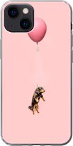 Geschikt voor iPhone 13 hoesje - Teckel zweeft omhoog door een ballon - Siliconen Telefoonhoesje