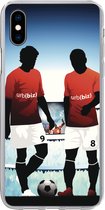 Geschikt voor iPhone Xs Max hoesje - Een illustratie van twee voetballers in een stadion - Jongens - Meiden - Kids - Siliconen Telefoonhoesje