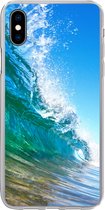 Geschikt voor iPhone Xs hoesje - Een close-up van een golf die breekt voor de kust van Hawaii - Siliconen Telefoonhoesje